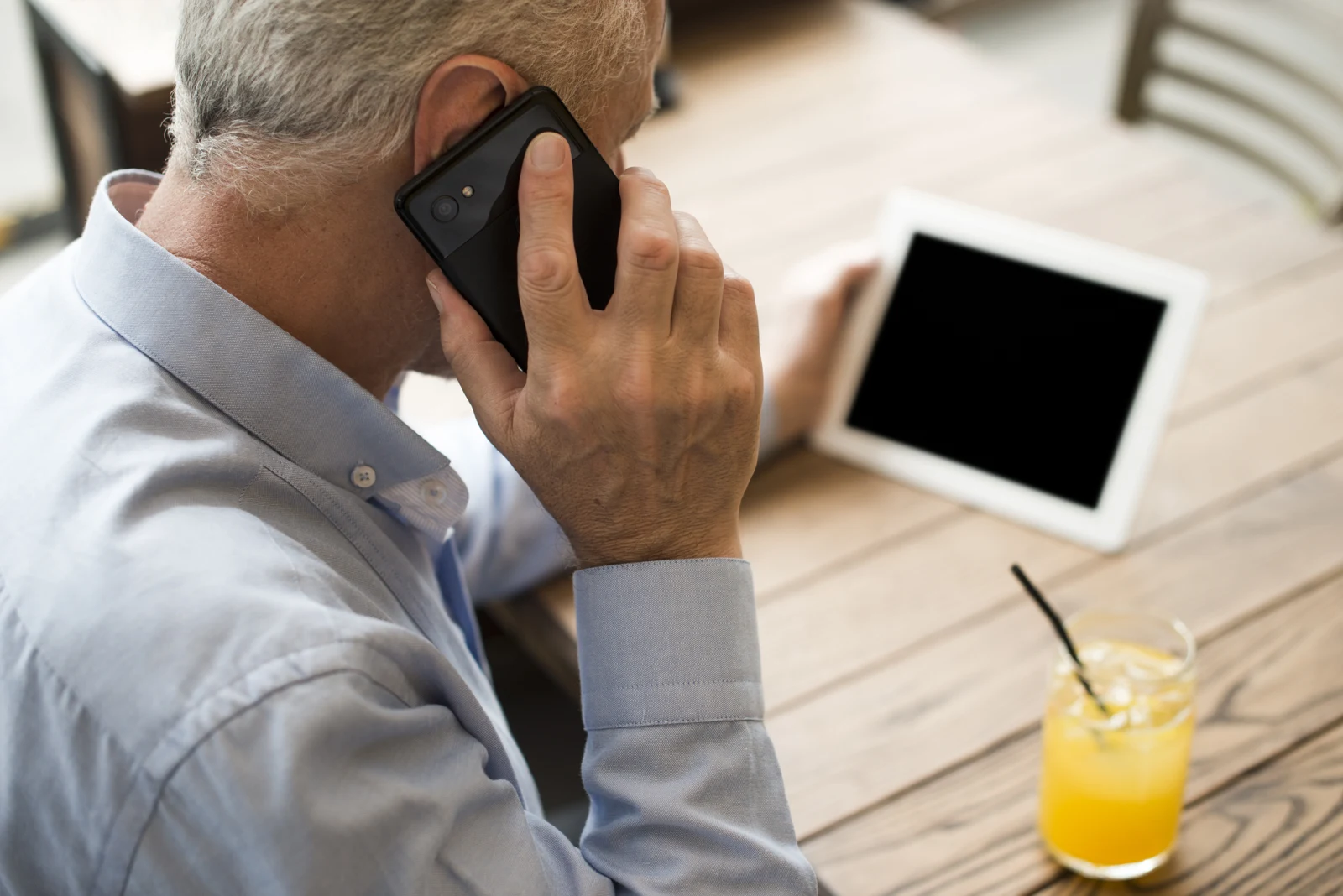 Persona conversando por teléfono con un asesor