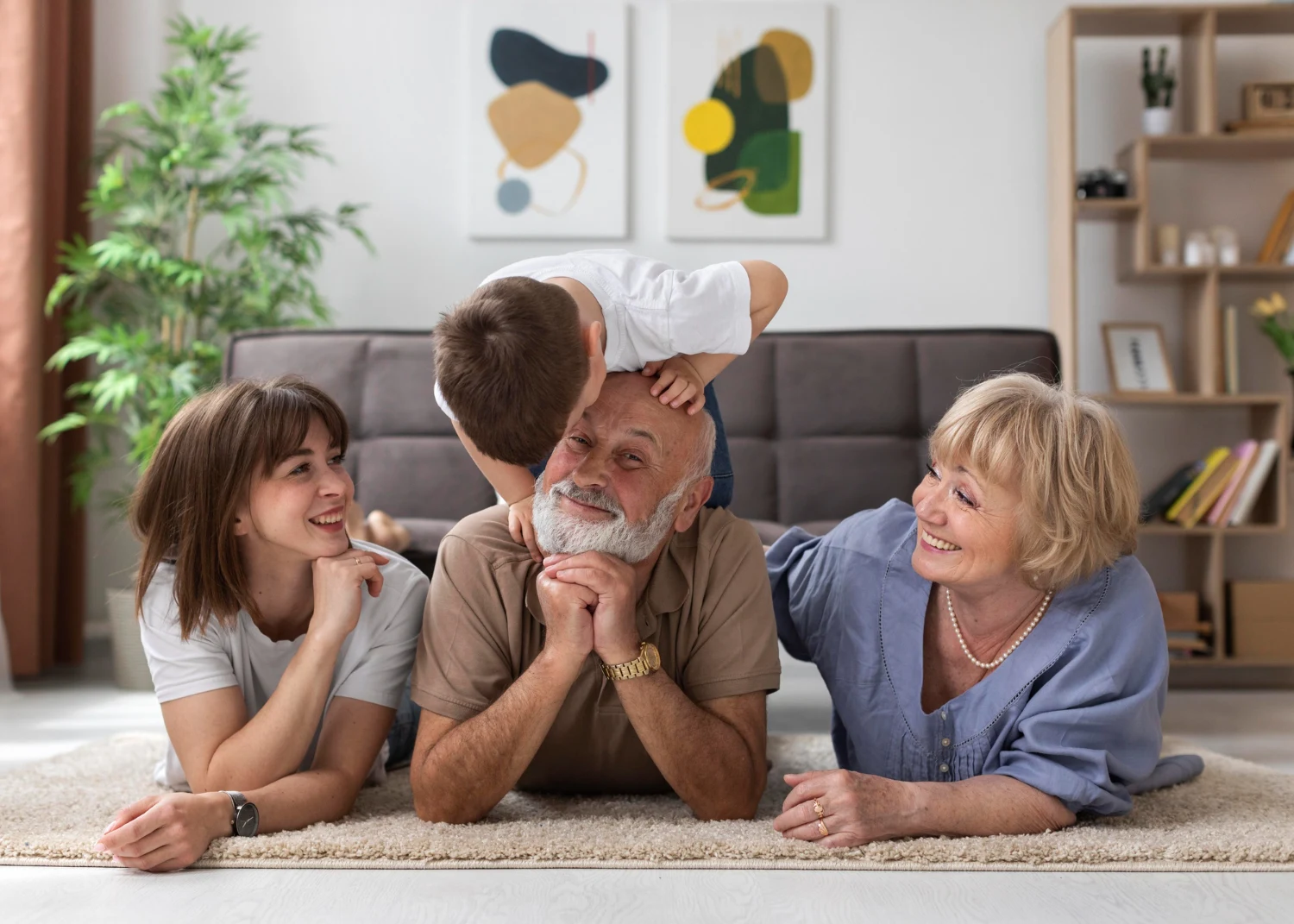 Abuelos disfrutando de un momento junto a sus nietos