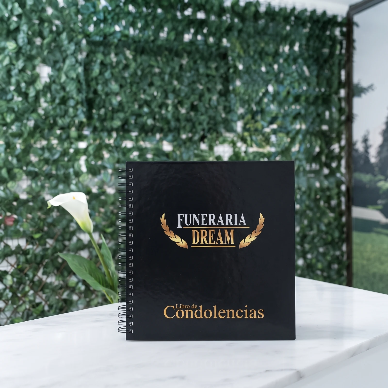 Libro de condolencias de Funeraria Dream junto a flores blancas